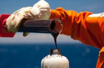 Diesel petróleo Funcionário da Petrobras deposita petróleo num recipiente