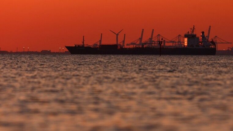 Silhueta de um navio-tanque de petróleo e produtos químicos no Golfo de Fos-sur-Mer, ao pôr do sol, em Martigues, França