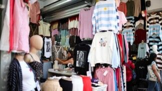 Consumidora observa roupas em loja em Buenos Aires