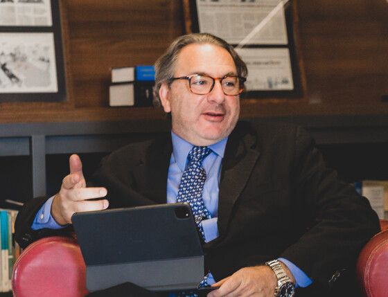 Roberto Podval está sentado e gesticula enquanto fala