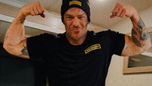 O ator Alan Ritchson, protagonista da série "Reacher"