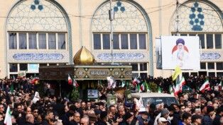 Pessoas participam do funeral do porta-voz da Guarda Revolucionária Islâmica (IRGC), Ali Mohammad Naini