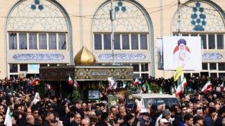 Pessoas participam do funeral do porta-voz da Guarda Revolucionária Islâmica (IRGC), Ali Mohammad Naini
