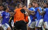 A briga generalizada em Cruzeiro x Atlético-MG contou com 23 expulsões. O recorde histórico é de 36 cartões vermelhos