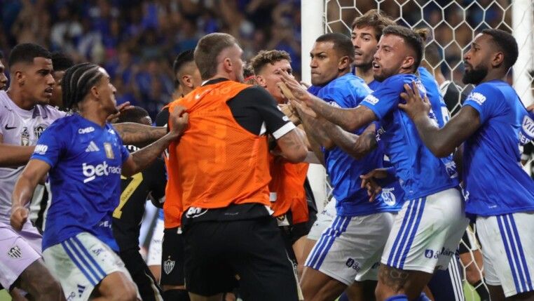 A briga generalizada em Cruzeiro x Atlético-MG contou com 23 expulsões. O recorde histórico é de 36 cartões vermelhos