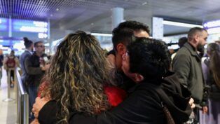 Passageiros evacuados do Oriente Médio se abraçam em aeroporto em Luxemburgo