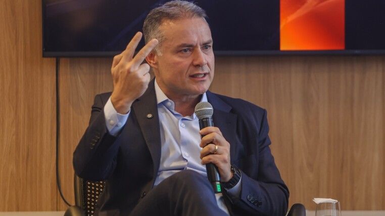 Renan Filho gesticula enquanto fala em evento