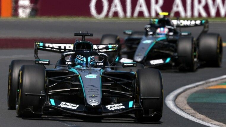 Os pilotos da Mercedes George Russell e Andrea Kimi Antonelli durante sessão de treino na Austrália