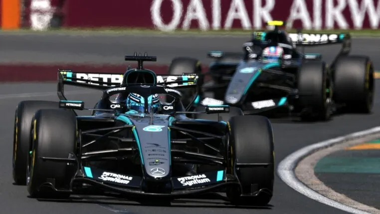 Os pilotos da Mercedes George Russell e Andrea Kimi Antonelli durante sessão de treino na Austrália