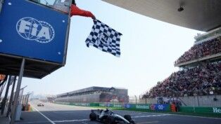 O britânico George Russell, da Mercedes, cruza a linha de chegada para vencer a corrida sprint do Grande Prêmio da China de Fórmula 1