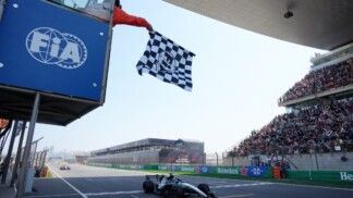 O britânico George Russell, da Mercedes, cruza a linha de chegada para vencer a corrida sprint do Grande Prêmio da China de Fórmula 1