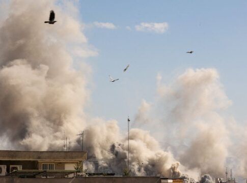 Irã bombardeia bases militares dos EUA no Oriente Médio após morte de Khamenei
