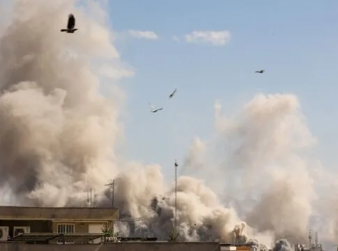 Irã bombardeia bases militares dos EUA no Oriente Médio após morte de Khamenei