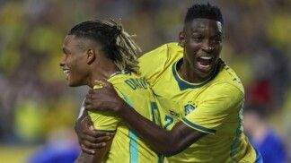 O ; o meio-campista do Brasil Danilo (18) comemora com o atacante Luiz Henrique (20) após marcar um gol contra a Croácia no primeiro tempo de amistoso internacional no Camping World Stadium