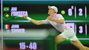 O italiano Jannick Sinner rebate bola no duelo contra João Fonseca em Indian Wells