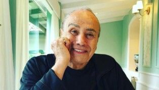 Stênio Garcia sorri em foto posada dentro de casa