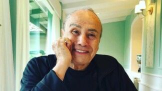 Stênio Garcia sorri em foto posada dentro de casa