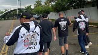 As principais organizadas do Corinthians foram ao CT Joaquim Grava nesta sexta-feira (13/03)