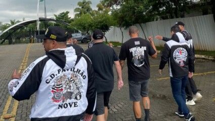 As principais organizadas do Corinthians foram ao CT Joaquim Grava nesta sexta-feira (13/03)