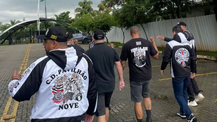 As principais organizadas do Corinthians foram ao CT Joaquim Grava nesta sexta-feira (13/03)