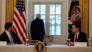 O presidente dos Estados Unidos, Donald Trump, observa o local onde ficava a Ala Leste da Casa Branca, demolida para dar lugar ao futuro salão de baile de Trump, durante reunião com executivos do setor de petróleo na Casa Branca, em Washington, D.C.