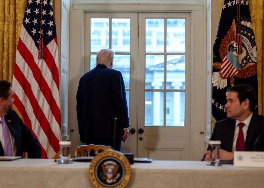 O presidente dos Estados Unidos, Donald Trump, observa o local onde ficava a Ala Leste da Casa Branca, demolida para dar lugar ao futuro salão de baile de Trump, durante reunião com executivos do setor de petróleo na Casa Branca, em Washington, D.C.