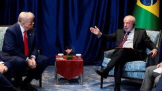 O presidente dos Estados Unidos, Donald Trump, e o presidente do Brasil, Luiz Inácio Lula da Silva, se encontram à margem da 47ª cúpula da Associação de Nações do Sudeste Asiático (ASEAN), em Kuala Lumpur, na Malásia