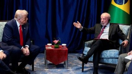 O presidente dos Estados Unidos, Donald Trump, e o presidente do Brasil, Luiz Inácio Lula da Silva, se encontram à margem da 47ª cúpula da Associação de Nações do Sudeste Asiático (ASEAN), em Kuala Lumpur, na Malásia