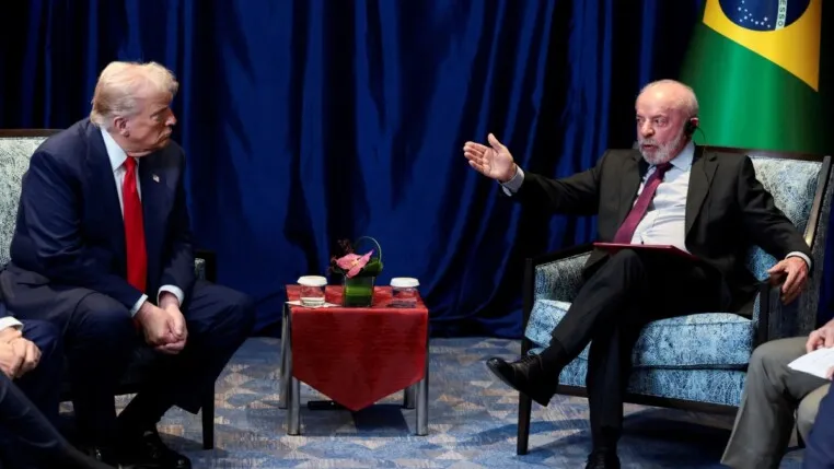 O presidente dos Estados Unidos, Donald Trump, e o presidente do Brasil, Luiz Inácio Lula da Silva, se encontram à margem da 47ª cúpula da Associação de Nações do Sudeste Asiático (ASEAN), em Kuala Lumpur, na Malásia