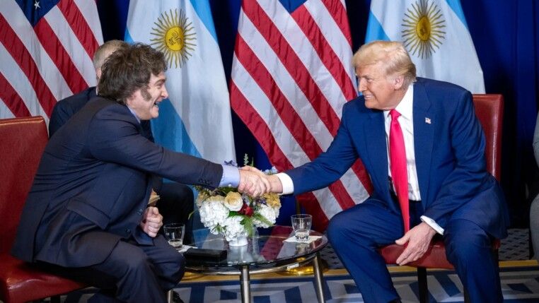 O argentino Javier Milei cumprimenta o americano Donald Trump em encontro na Casa Branca