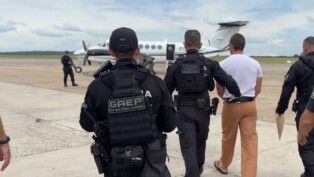 Daniel Vorcaro é conduzido por agente até avião