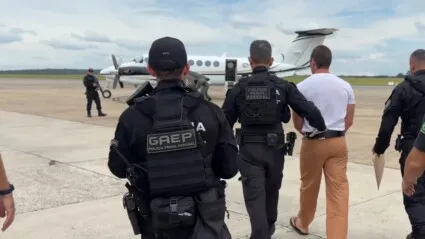 Daniel Vorcaro é conduzido por agente até avião