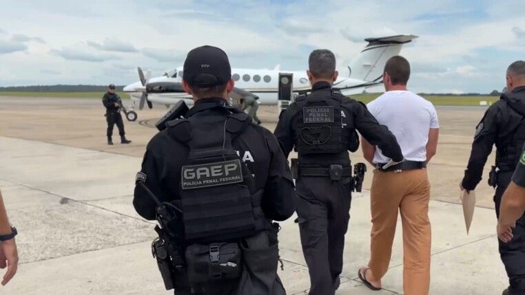Daniel Vorcaro é conduzido por agente até avião