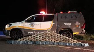 PRF apreende 141 kg de cocaína e "dry" em fundo falso de caminhão em rodovia de SP