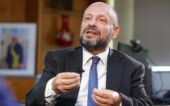 Ex-presidente do INSS gesticula durante entrevista