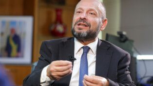 Ex-presidente do INSS gesticula durante entrevista