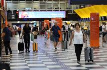 Pessoas caminhando no saguão do Aeroporto de Congonhas