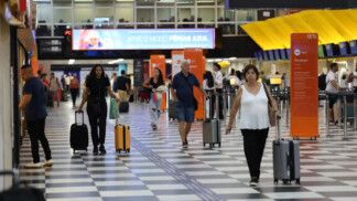 Pessoas caminhando no saguão do Aeroporto de Congonhas