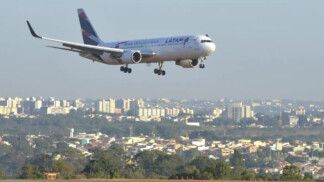Avião sobrevoa a cidade antes de pousar