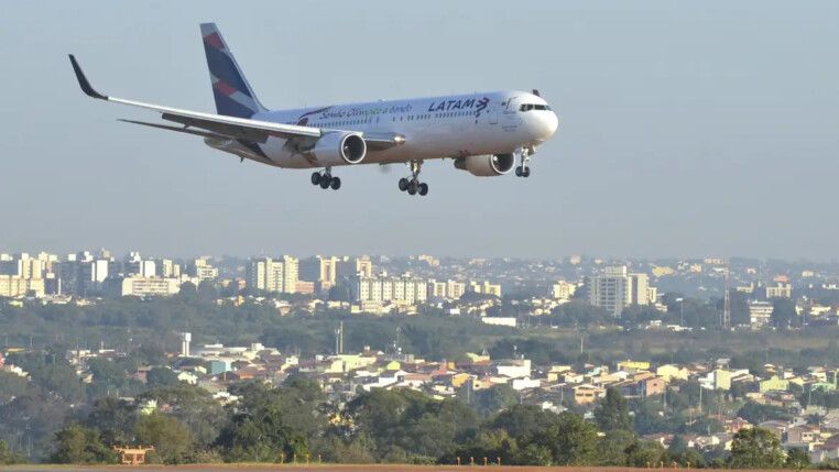 Avião sobrevoa a cidade antes de pousar