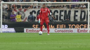 Carlos Miguel domina a bola com os pés