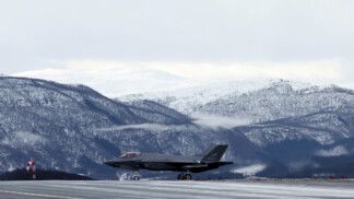 F-35 faz manobra sobre a pista