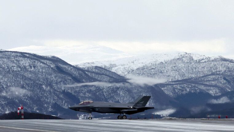 F-35 faz manobra sobre a pista