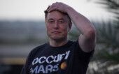 Elon Musk passa a mão esquerda no cabelo olhando para a frente
