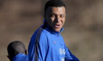 Mbappé sorri durante treino da seleção francesa