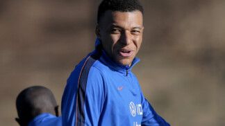 Mbappé sorri durante treino da seleção francesa