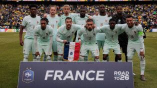 Jogadores da seleção francesa estão posando para a foto tradicional pré-jogo