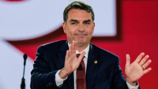 Flávio Bolsonaro faz gesto durante evento nos EUA