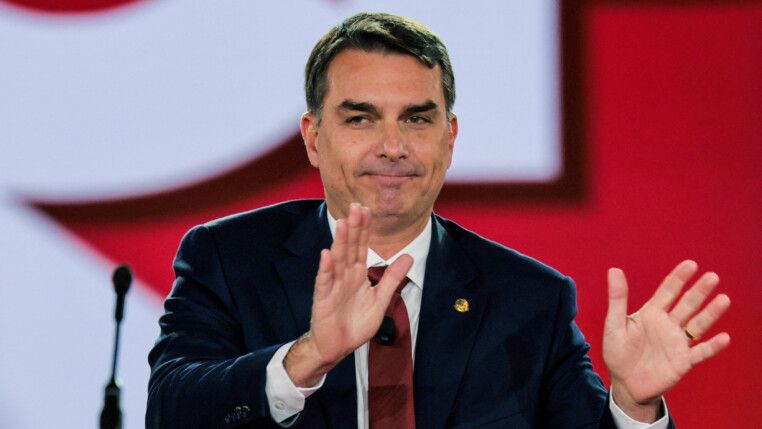 Flávio Bolsonaro faz gesto durante evento nos EUA