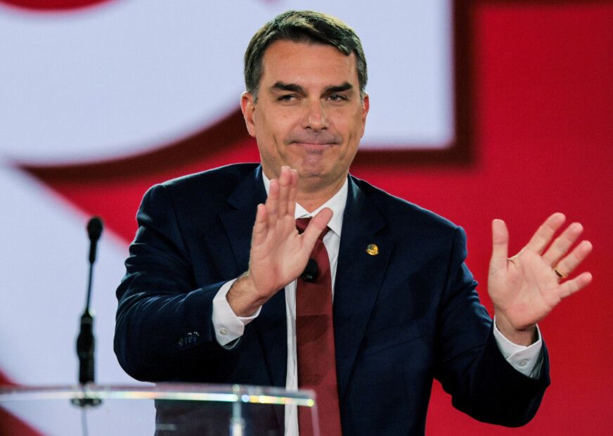 Flávio Bolsonaro faz gesto durante evento nos EUA